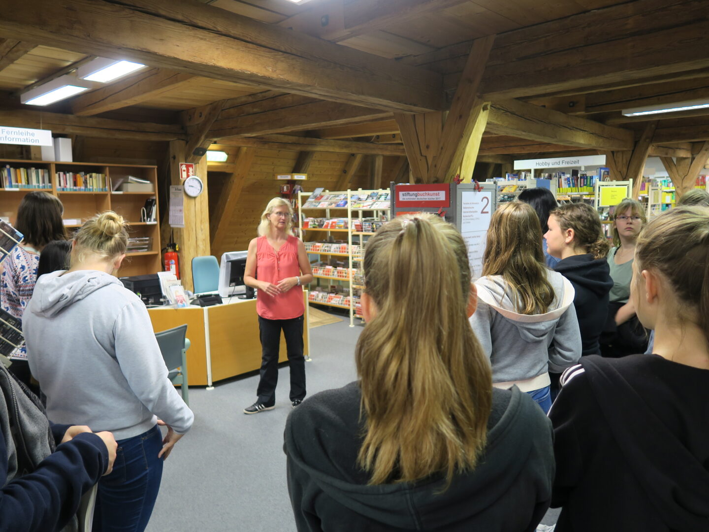 Bücher und mehr – Alle Achtklässlerinnen lernen die Stadtbücherei kennen