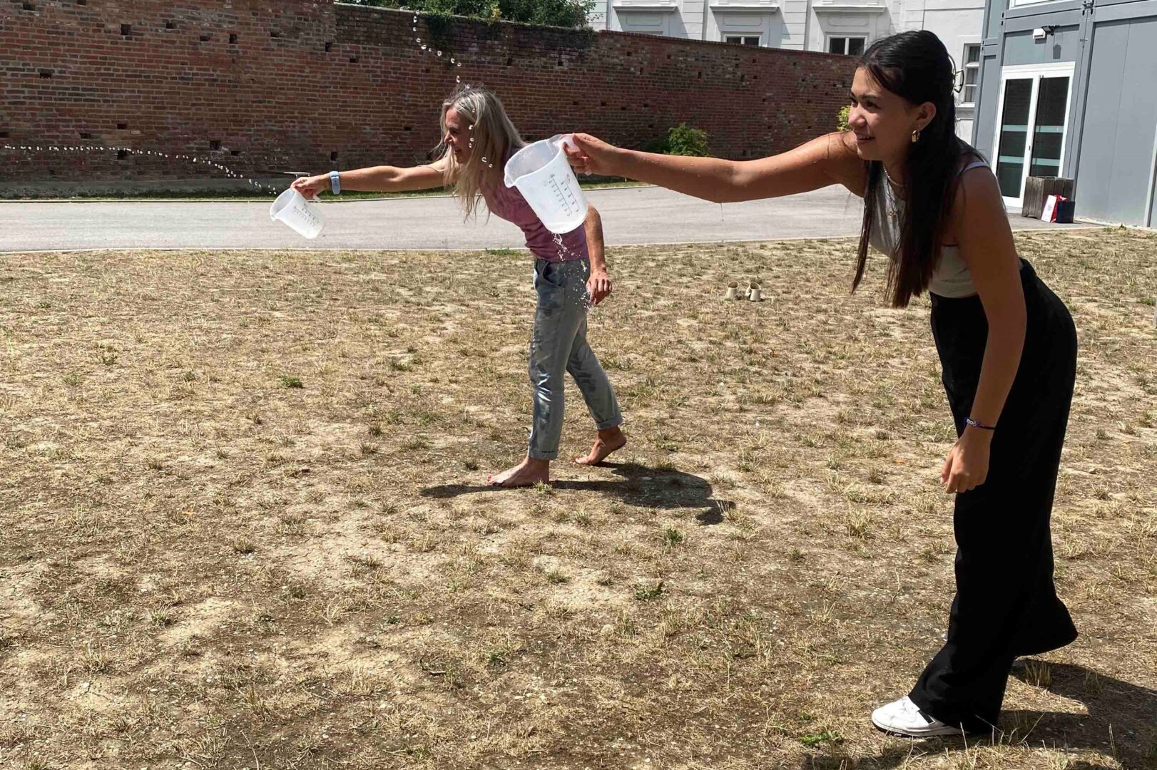 Wasserschlacht und Regenwolken – Abschlussfest der SMV