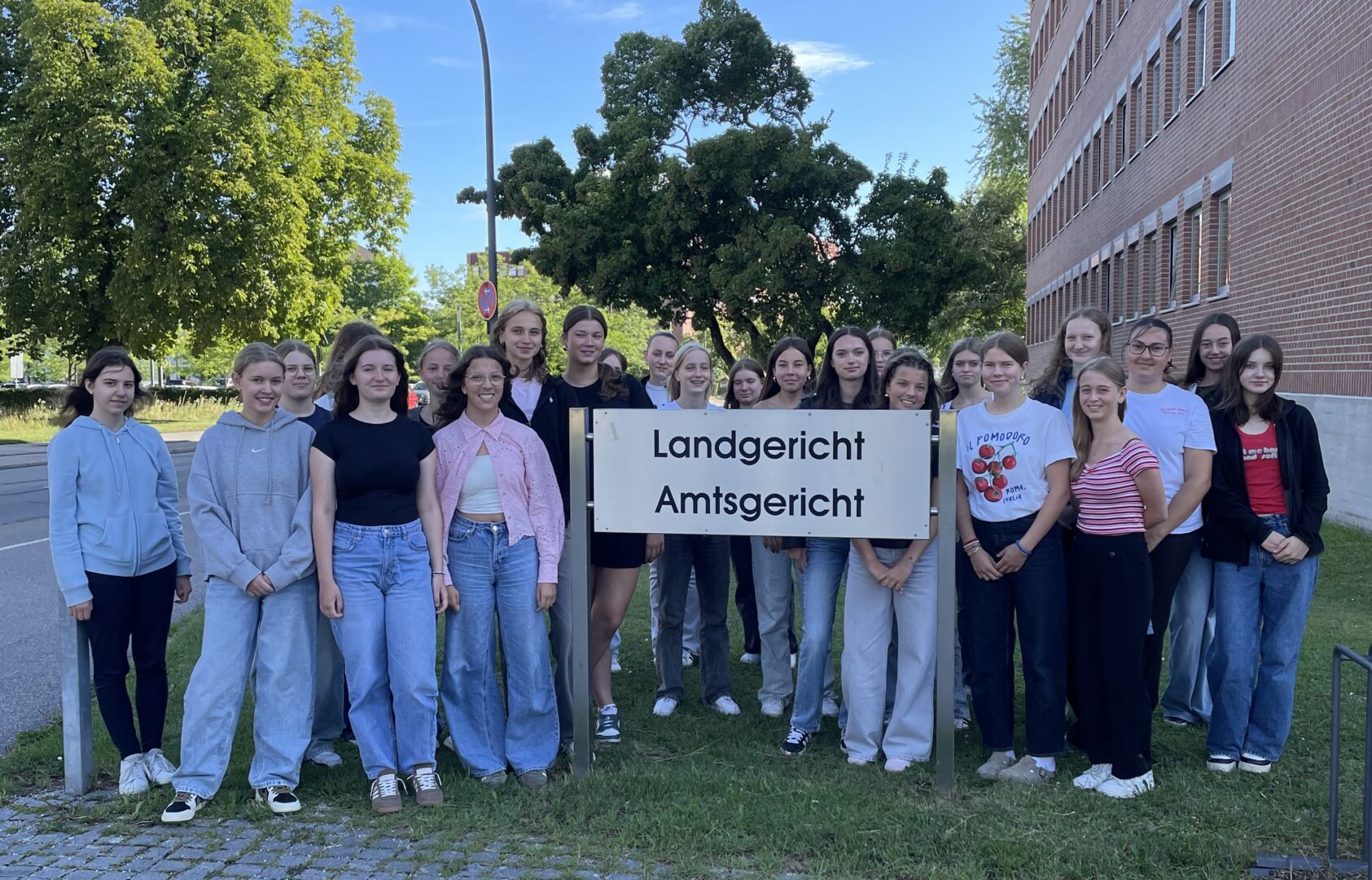 Vom Klassenzimmer in den Gerichtssaal – Neuntklässlerinnen im Amtsgericht