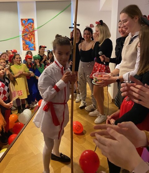 Bunter Mix beim Schulfasching: Avatar trifft Obelix!
