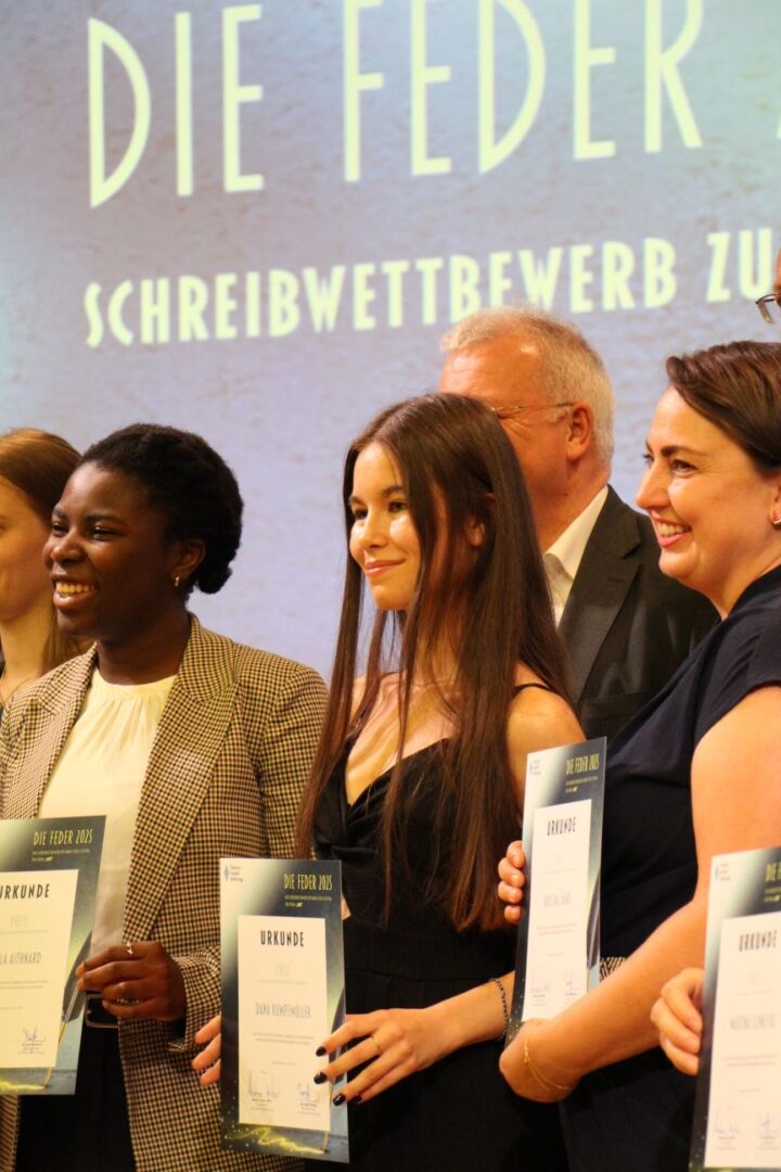 Die Feder des Mutes – Dana Kumpfmüller berührt mit „Elefantengras“