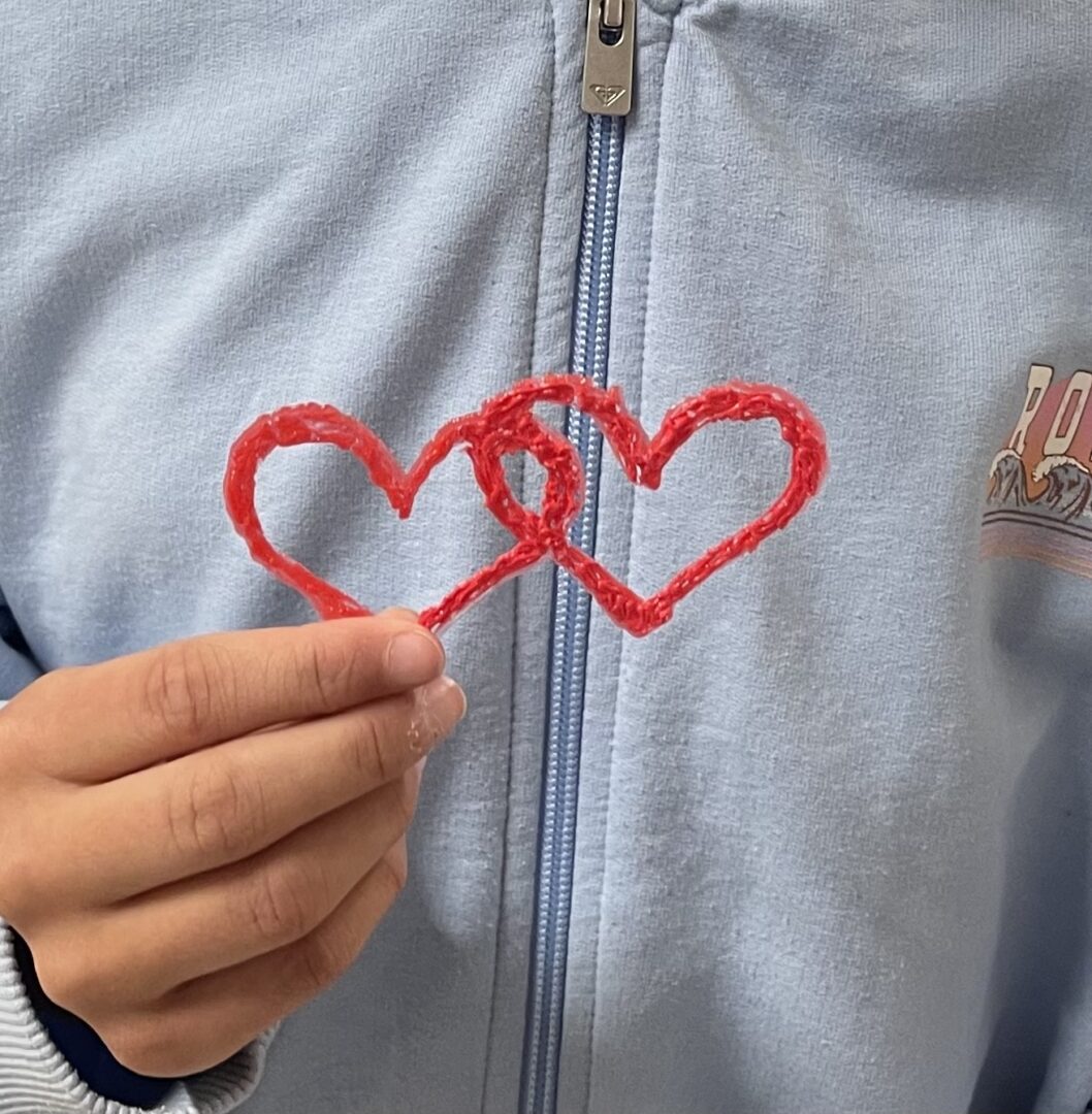 Magische 3D-Kunst: MINT-Mädchen erschaffen Einhörner, Drachen und coole Brillen