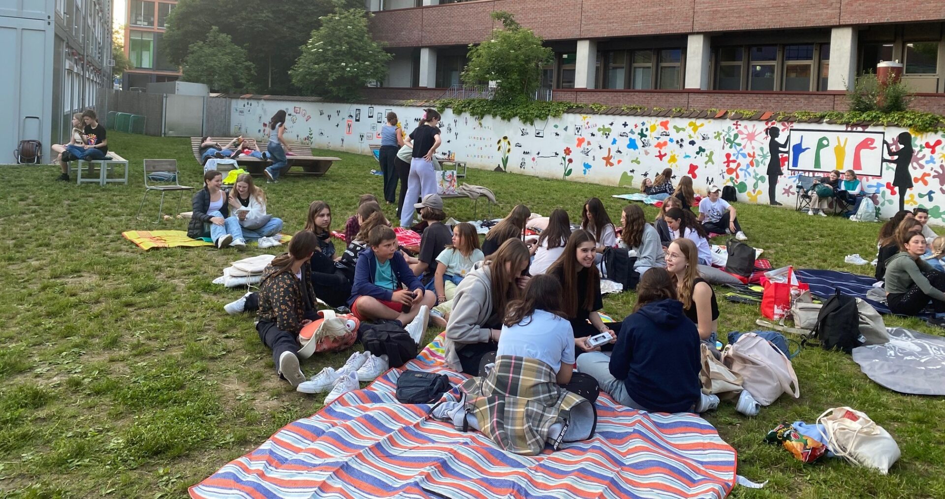 Filmgenuss im Freien mit Picknickdecken und Popcorn