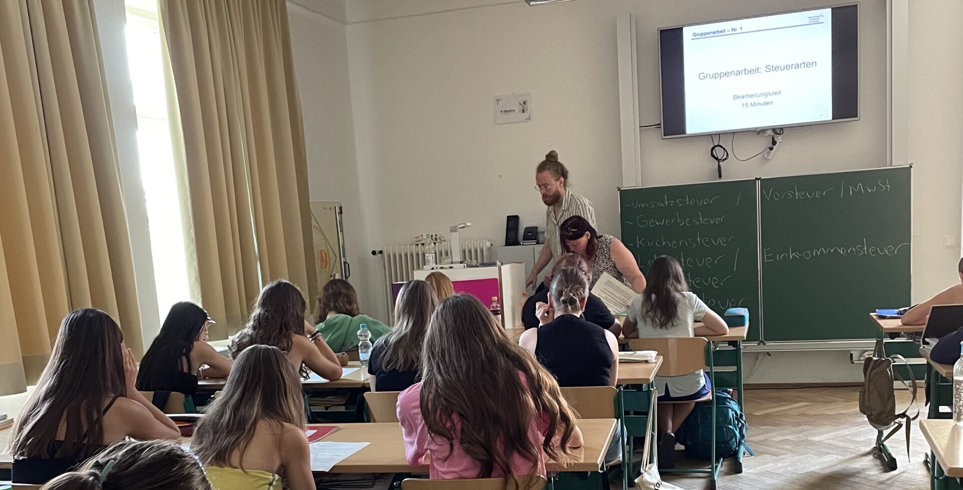 Klasse 8b auf Steuerkurs: Finanzamt Landshut macht’s möglich!