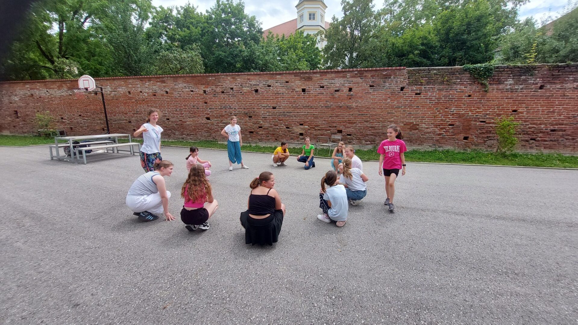 Fröhlicher Farewell: Tutorinnen verabschieden sich von ihren Schützlingen