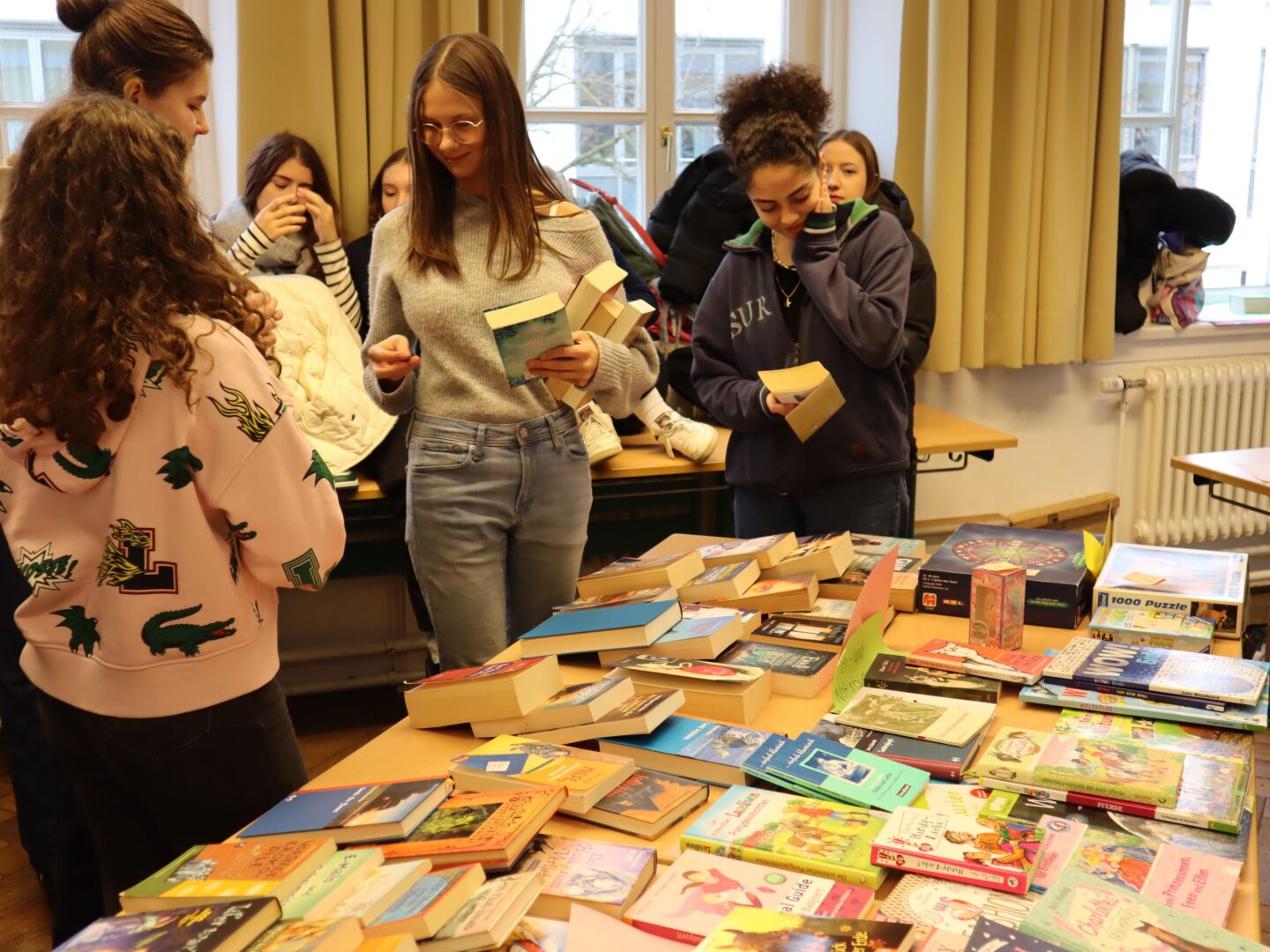 Von Lichterketten bis Lesezeichen: Bücher- und Spieleflohmarkt