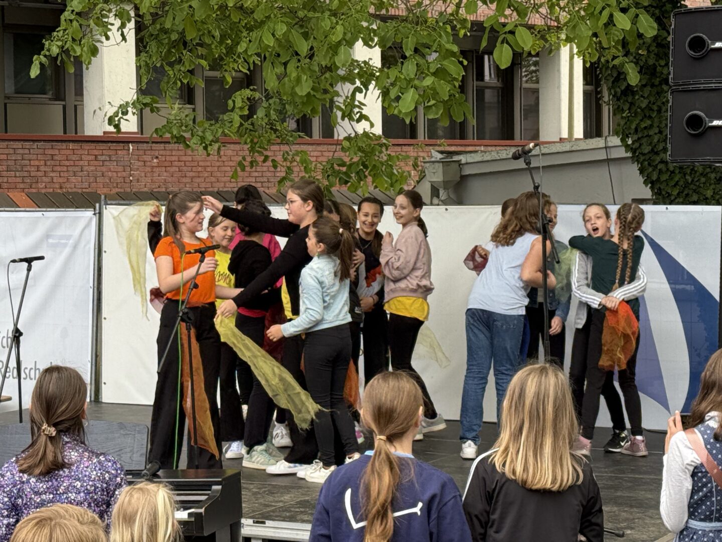 Wenn Becher rocken und Farben tanzen: Musikalischer Frühschoppen