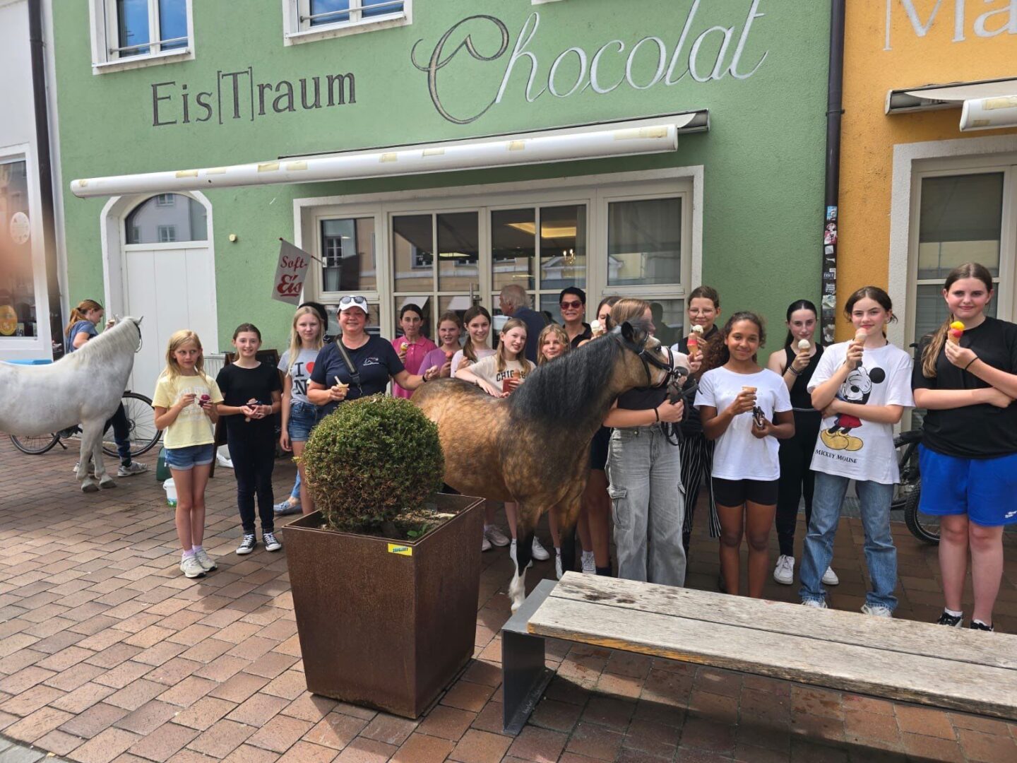 Neustadt staunt: Eisdiele wird zum Treffpunkt für Ponys und Kinder