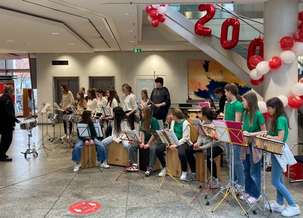 Ursulinen-Schülerinnen sorgen für guten Ton bei Sparkassen-Jubiläum