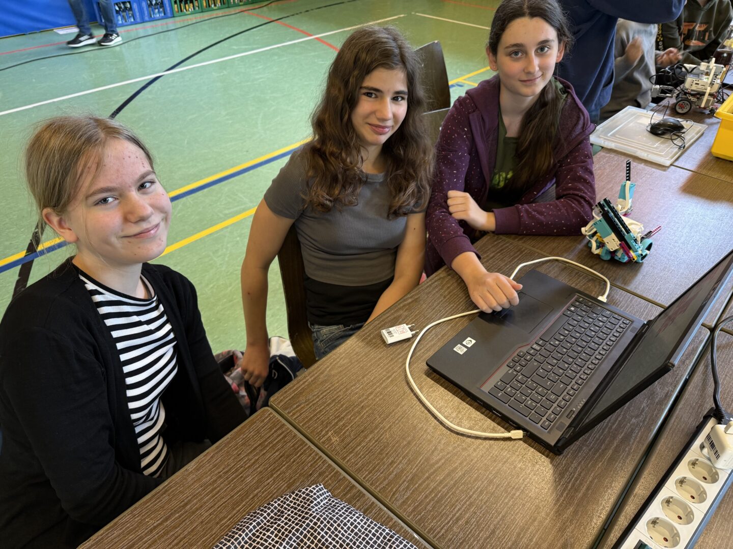 Robotik-Mädels ackern sich durch schwieriges Terrain