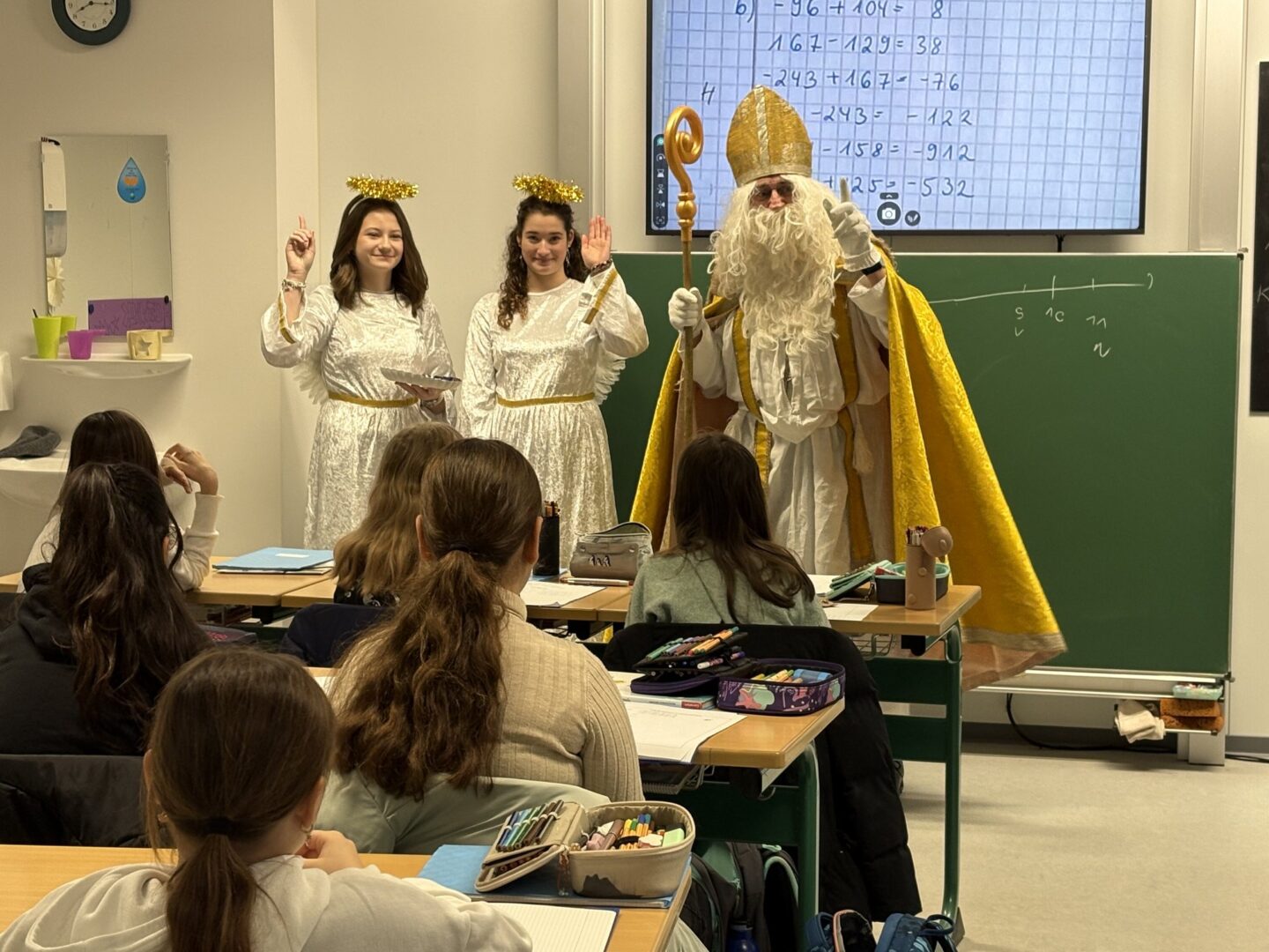 Zwei Engel, ein Heiliger und viele strahlende Gesichter