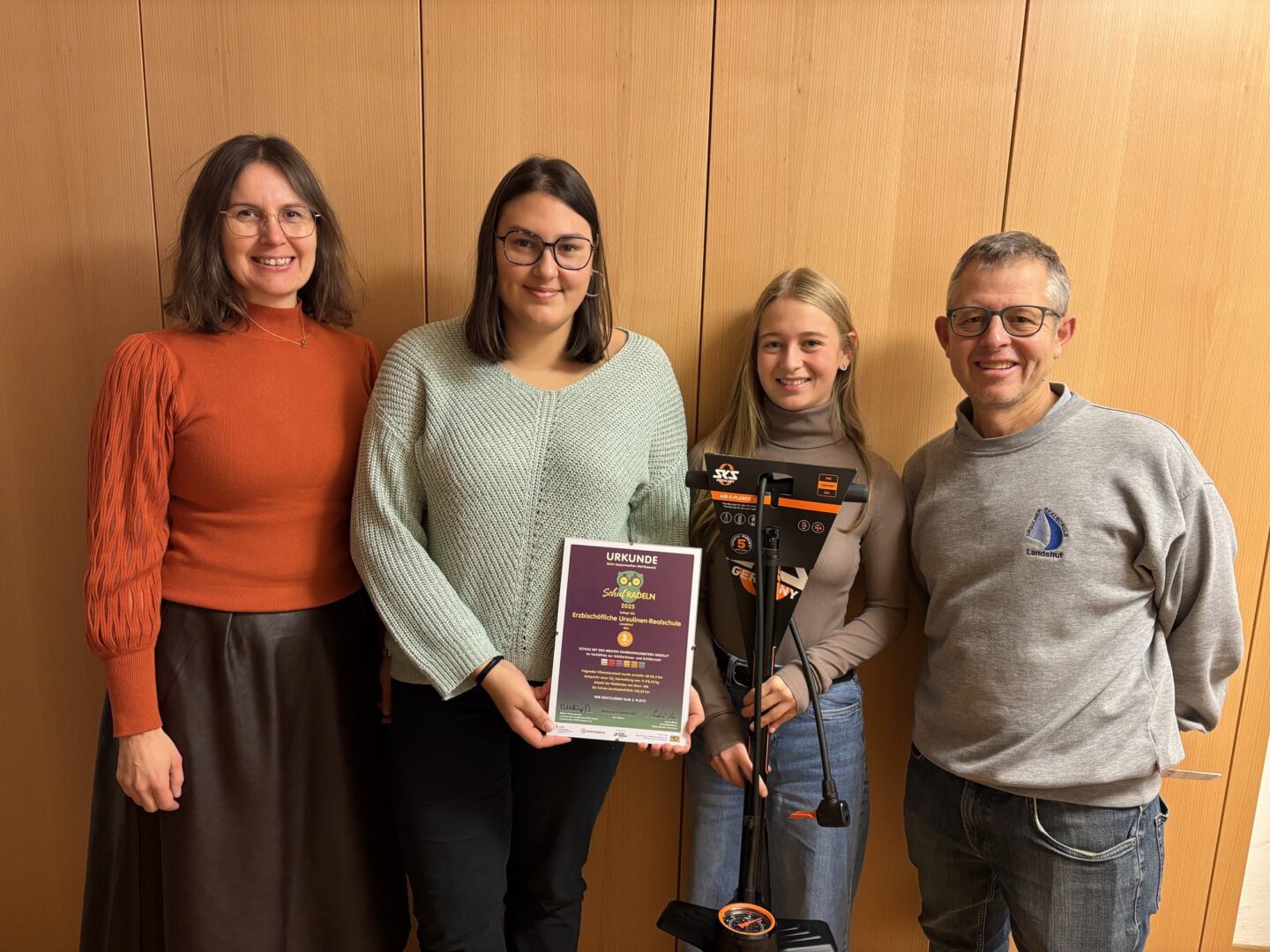 v.l.n.r.__Barbara_Luginger__Konrektorin__Ursulinen-Realschule_Landshut___Lisa_Zoerner__Lena_Schwinghammer__Schuelerinnen___Franz-Josef_Scheidhammer__Teamkapitaen_Stadtradeln_