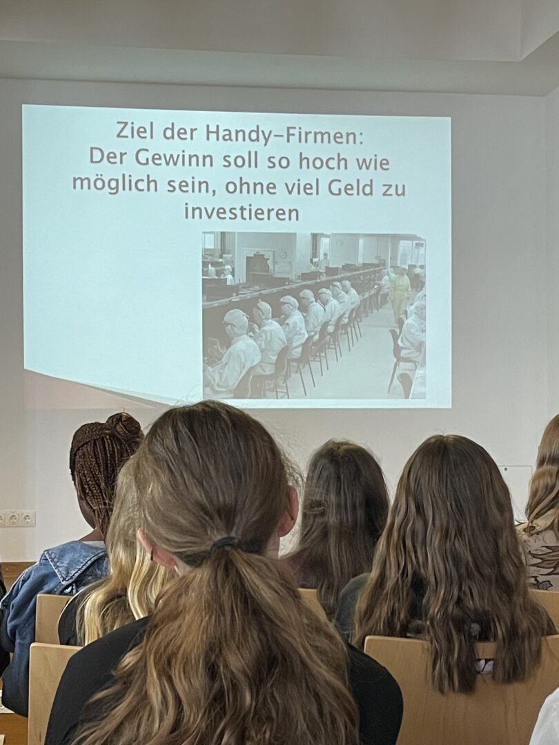 Wir scrollen, sie schuften – Was unser Handy wirklich kostet