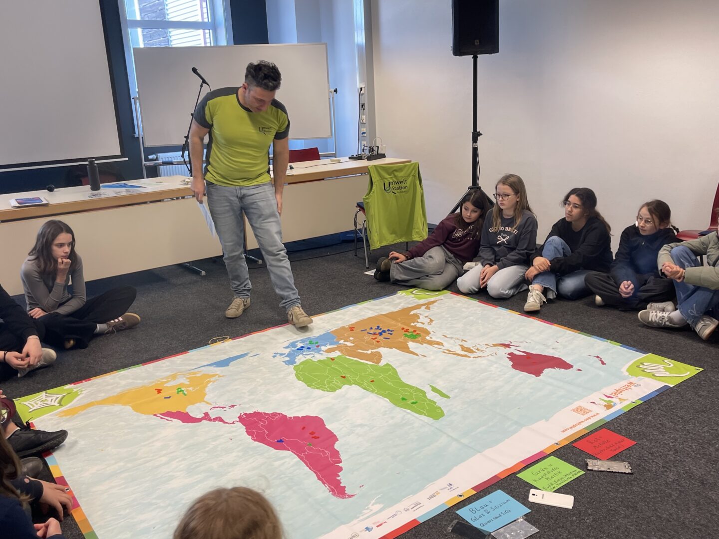 Schublade statt Recycling? – 6a entdeckt die Rohstoffe im Handy