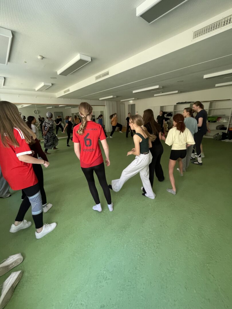 8b tanzt sich durch globale Zusammenhänge