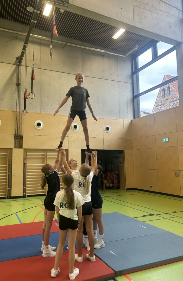 Hebefiguren, Herzklopfen, Highfives – Cheerleading macht Schule
